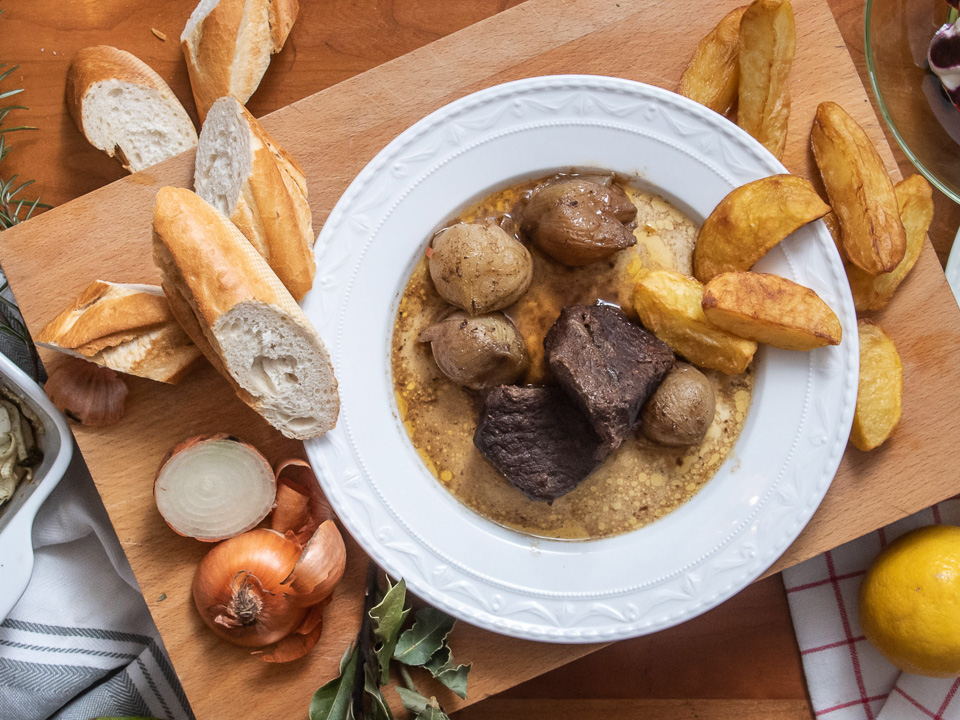 Stifado (Rindfleischeintopf) Stifado (Rindfleischeintopf)