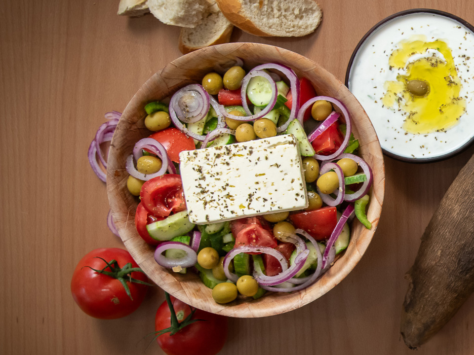 Horiatiki salata mes Zaziki (Bauernsalat mit Joghurt-Gurken-Dip) Horiatiki salata mes Zaziki (Bauernsalat mit Joghurt-Gurken-Dip)