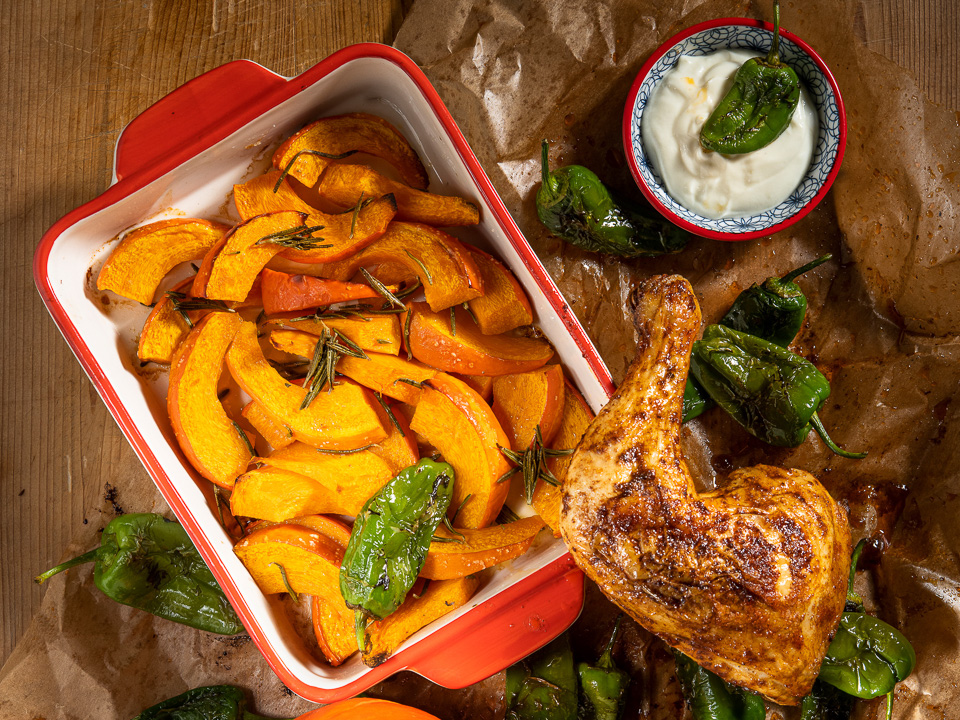 Hähnchenschenkel mit Kürbis und Bratpaprika
