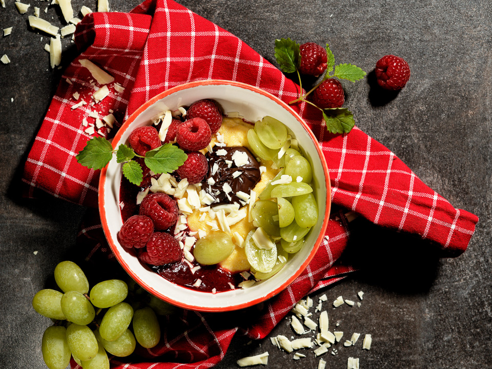 Polentabowl mit Himbeeren und Schokolade