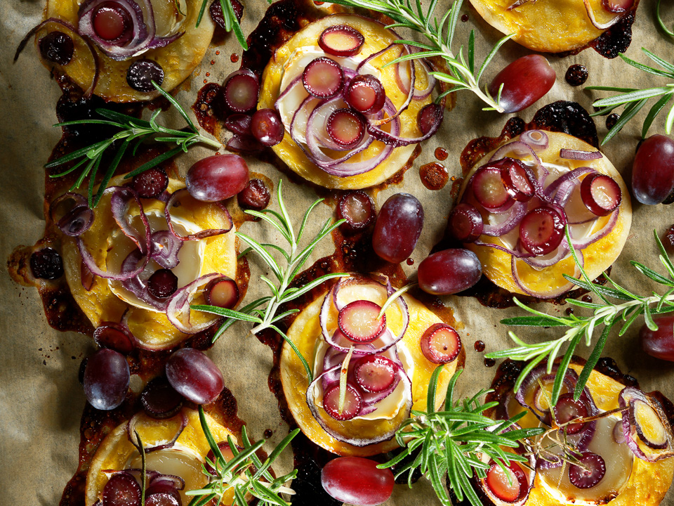 Mini-Flammkuchen mit Ziegenkäse und Weintrauben Mini-Flammkuchen mit Ziegenkäse und Weintrauben
