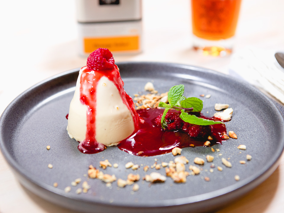 Panna Cotta „Orange Safari“ mit Himbeersoße