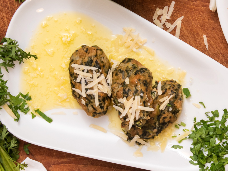 Tiroler Spinatknödel mit Parmesanbutter