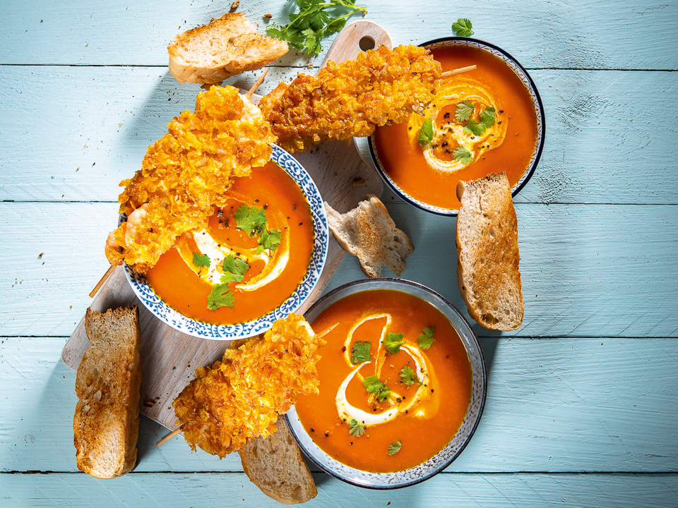 Möhren-Orangen-Suppe mit Knuspergarnelen Möhren-Orangen-Suppe mit Knuspergarnelen