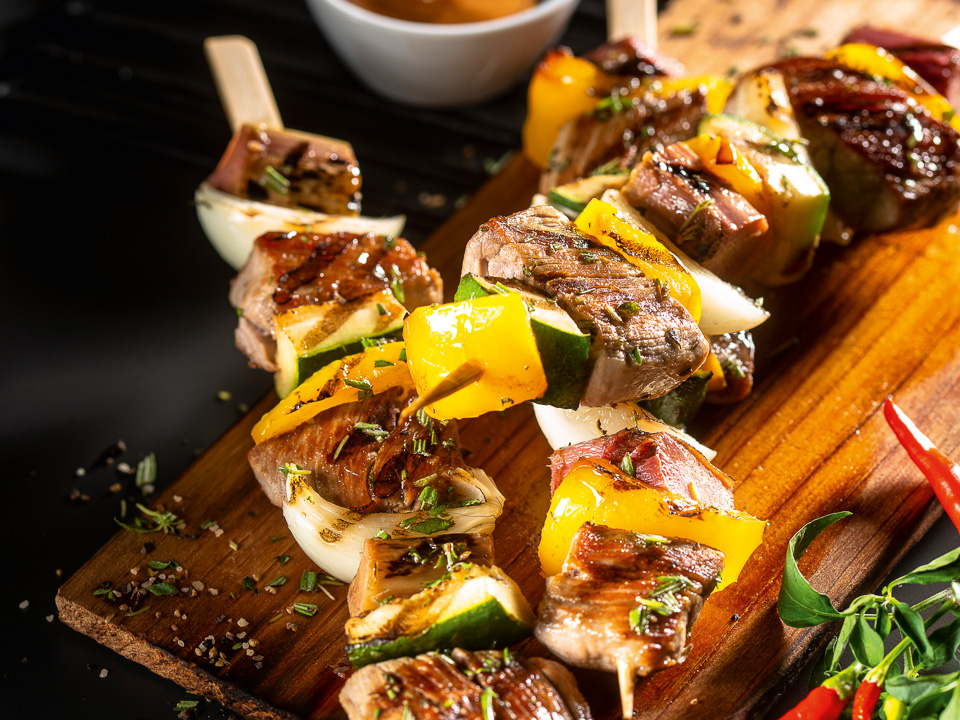 Schweinefiletspieße mit Paprika und Rhabarber