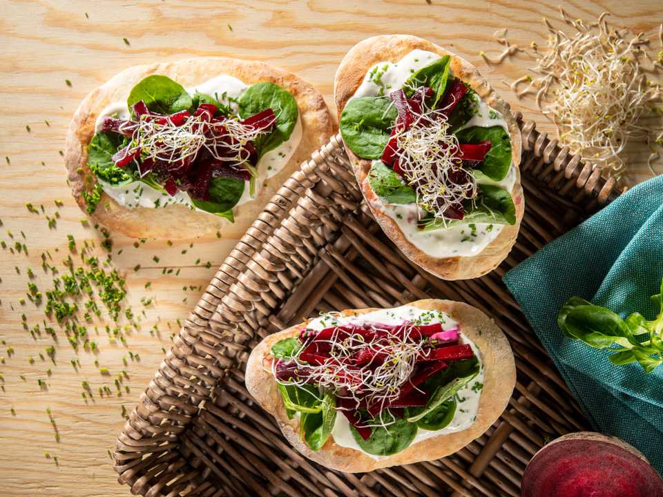 Knusperfladen mit Roter Bete und Kräuterrahm Knusperfladen mit Roter Bete und Kräuterrahm