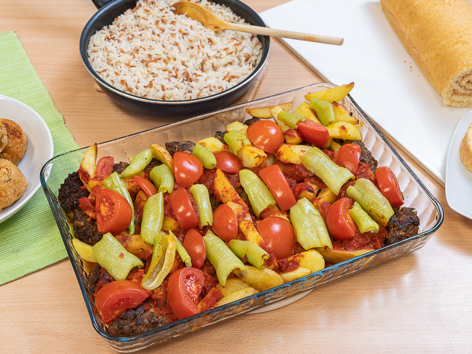 Pilav li Izmir Köfte (Frikadellen mit türkischem Reis)