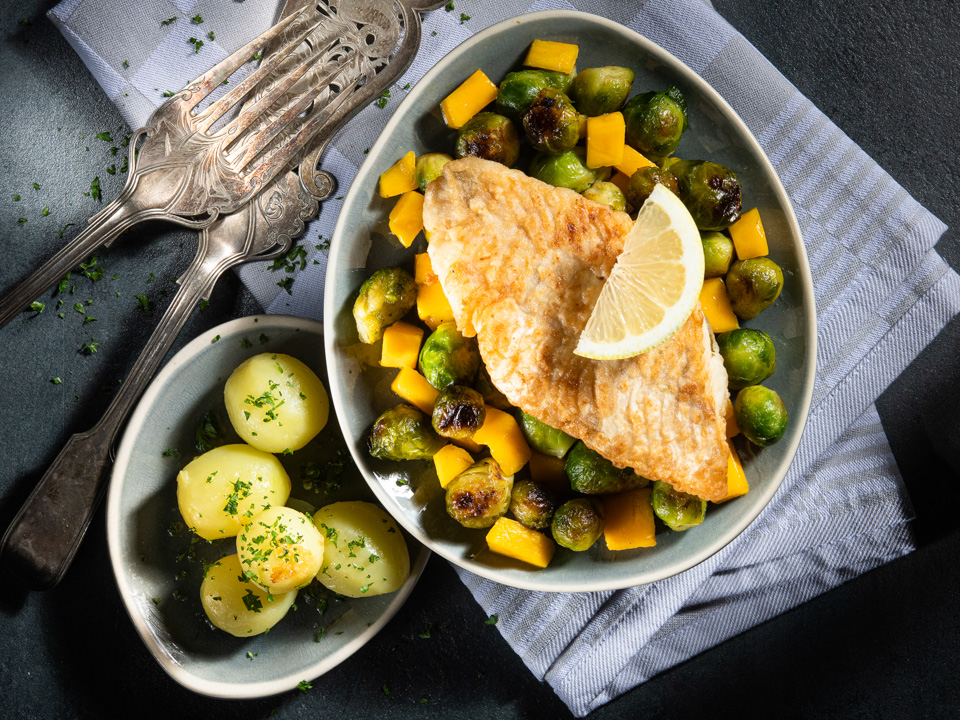 Zanderfilet mit Rosenkohl-Mango-Gemüse