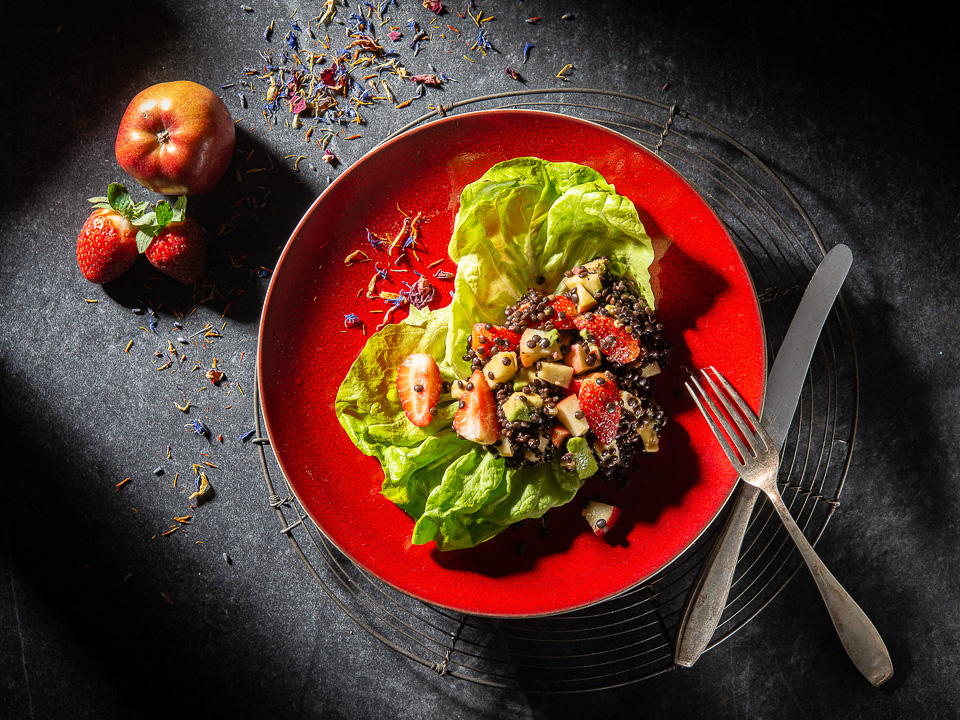Linsensalat mit Avocado und Erdbeere Linsensalat mit Avocado und Erdbeere