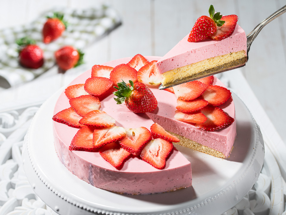 Rosa Erdbeertorte mit Biskuitboden Rosa Erdbeertorte mit Biskuitboden