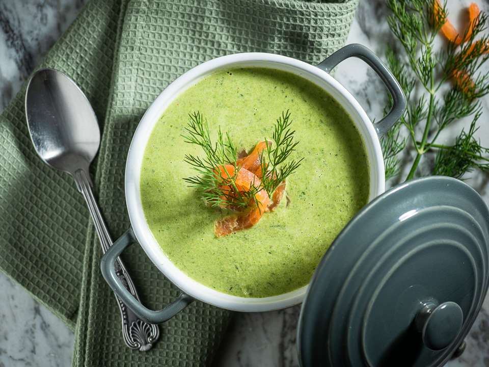 Kopfsalatsuppe mit Räucherlachsstreifen Kopfsalatsuppe mit Räucherlachsstreifen