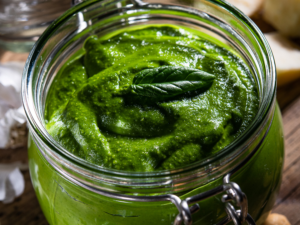 Spinatpesto mit Cashewkernen und Walnussöl Spinatpesto mit Cashewkernen und Walnussöl