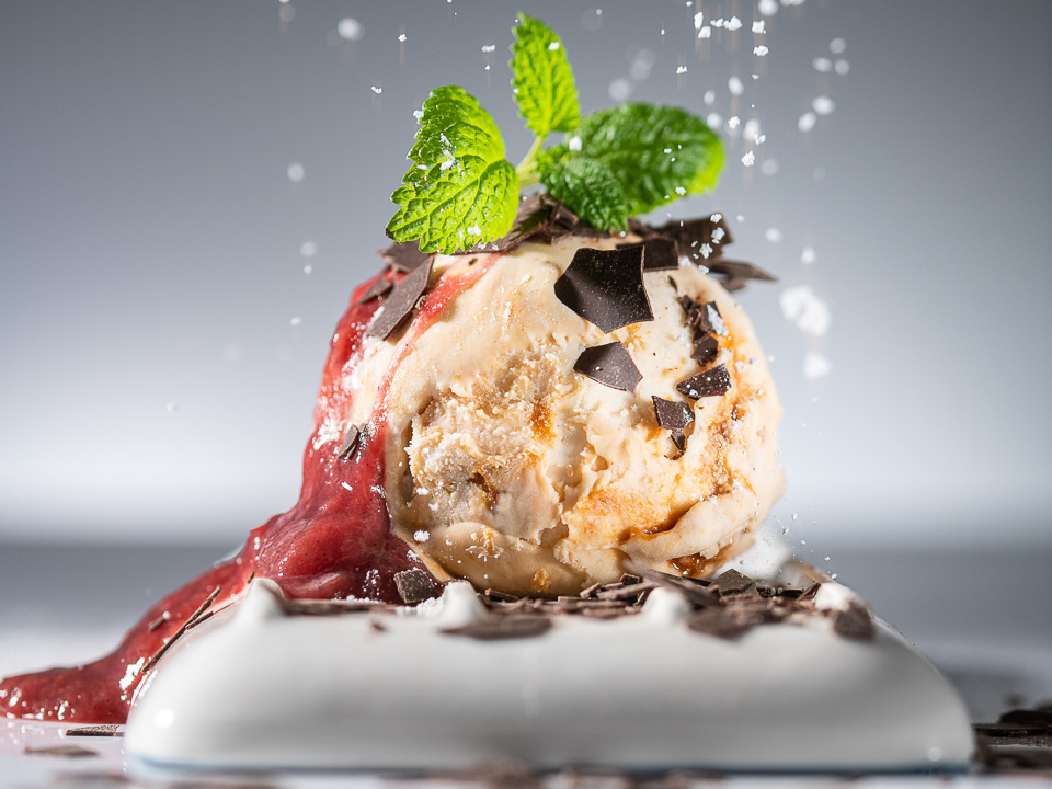 Walnuss-Karamell-Eis mit Rhabarbersoße