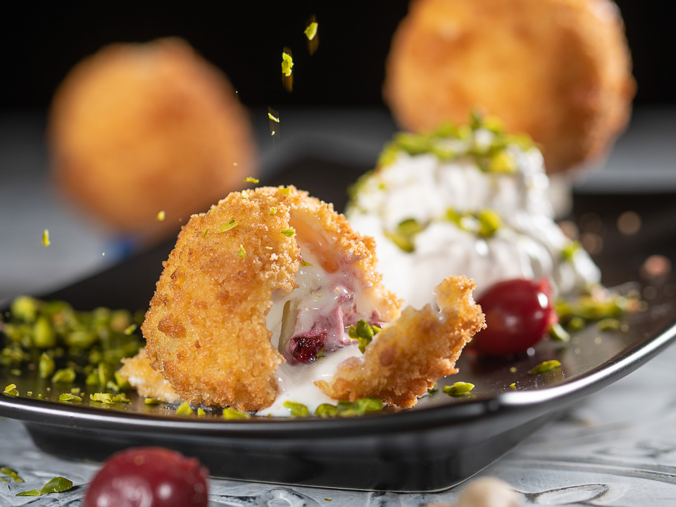 Frittiertes Kirsch-Sahne-Eis