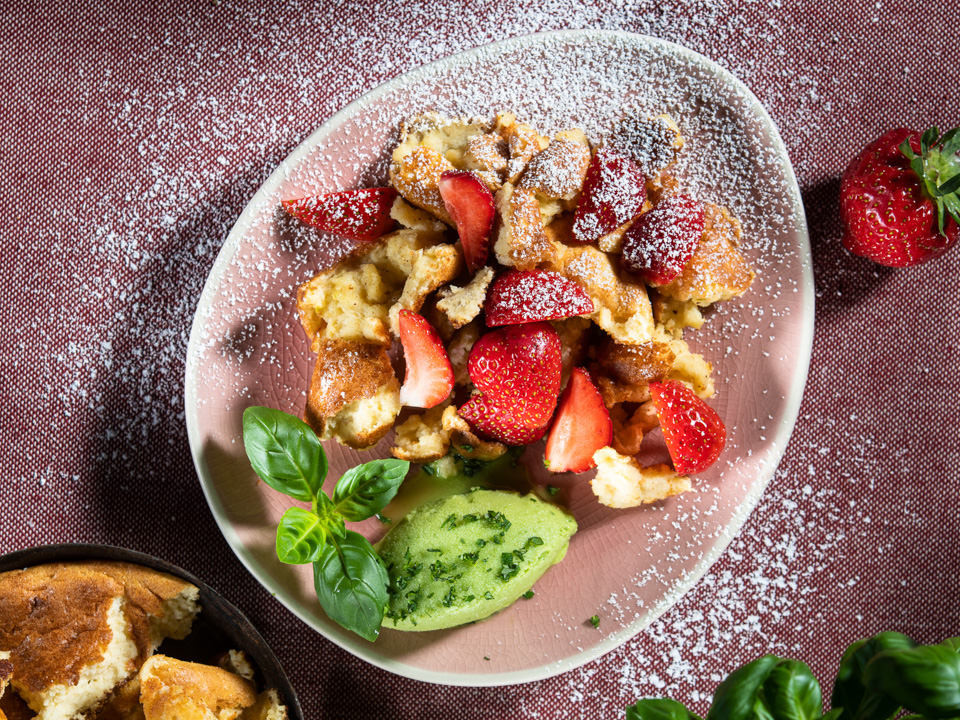 Erdbeeren mit Kaiserschmarrn und Basilikumeis