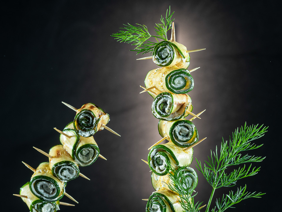 Zucchiniröllchen mit Dill und Walnüssen Zucchiniröllchen mit Dill und Walnüssen