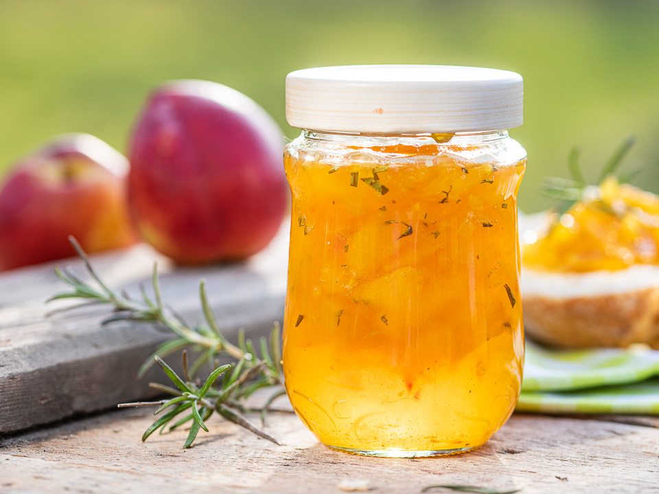 Nektarinenkonfitüre mit Rosmarin und Kurkuma Nektarinenkonfitüre mit Rosmarin und Kurkuma