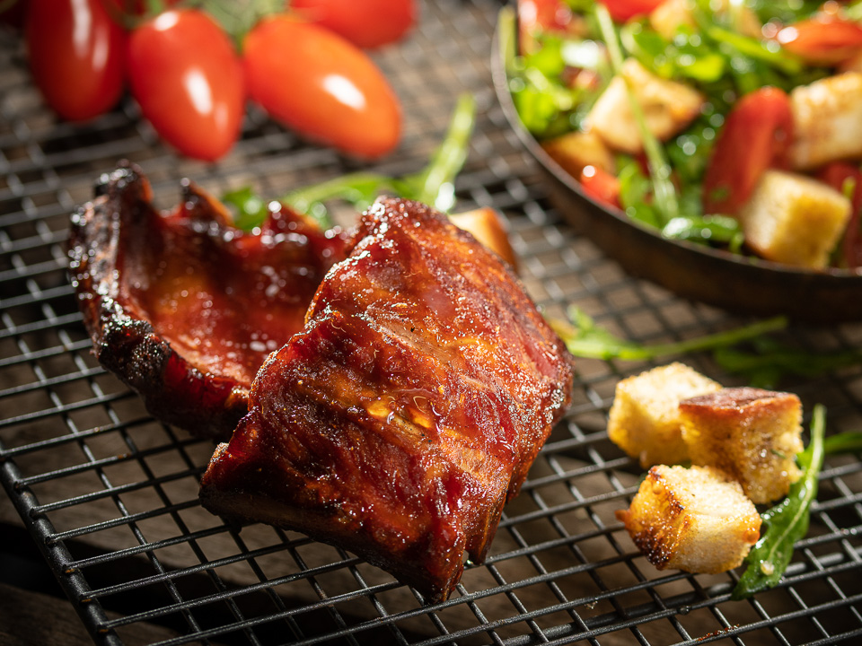 Honig-Spareribs mit Brotsalat