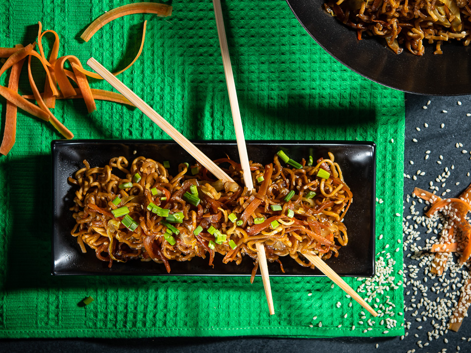 Bratnudeln mit Spitzkohl-Möhren-Streifen