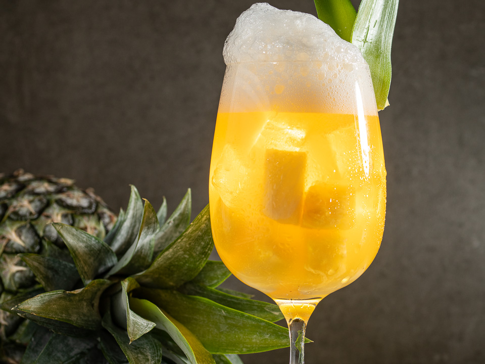 Bierschorle mit Zitrone und Ananas Bierschorle mit Zitrone und Ananas