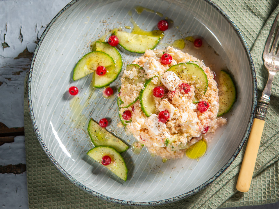 Couscoussalat mit Feta und Johannisbeeren Couscoussalat mit Feta und Johannisbeeren