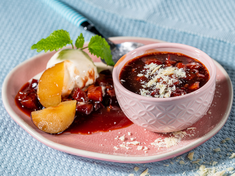 Kalte Pflaumensuppe mit Vanilleeis