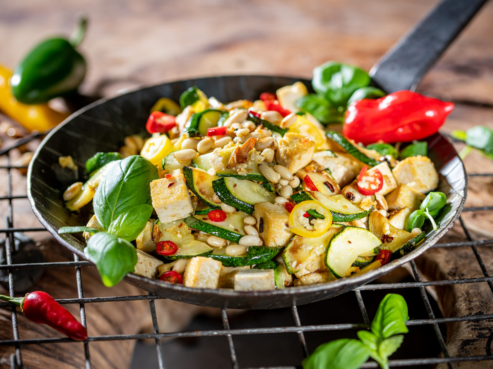 Zucchini-Tofu-Pfanne mit Pinienkernen