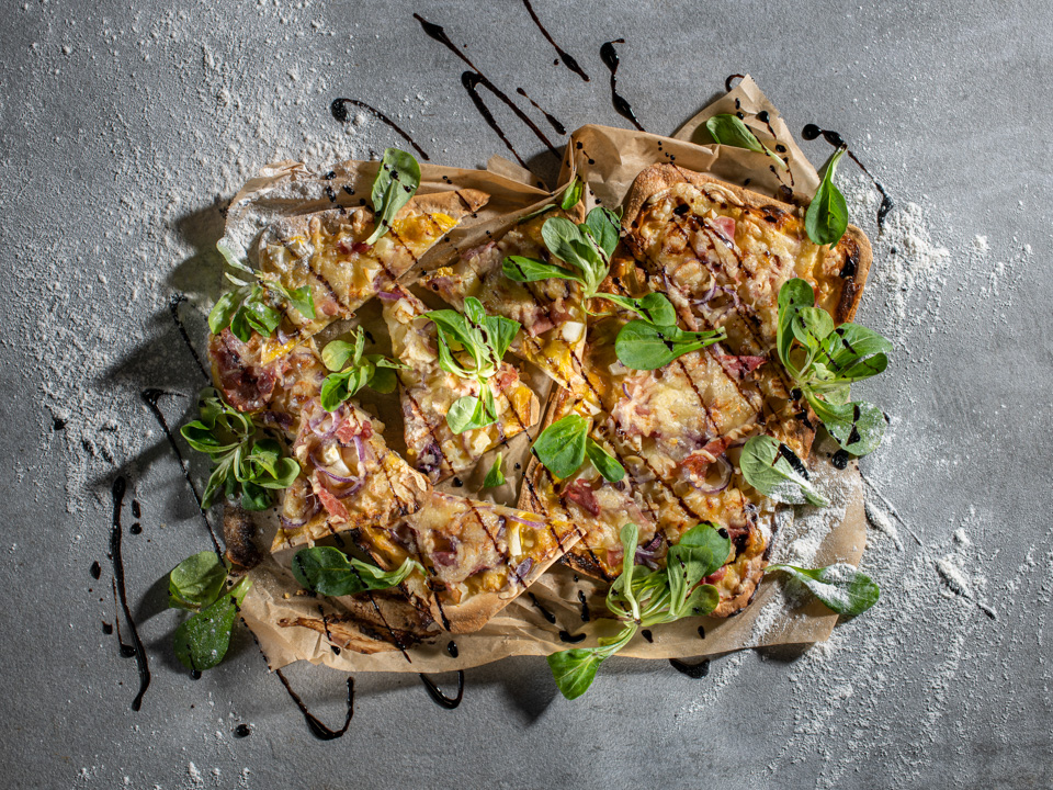Flammkuchen mit Birne und Schinken Flammkuchen mit Birne und Schinken