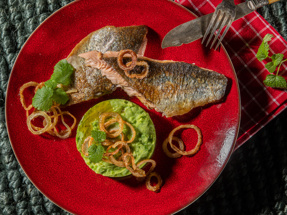 Gebratene Lachsforelle mit Erbsenpüree