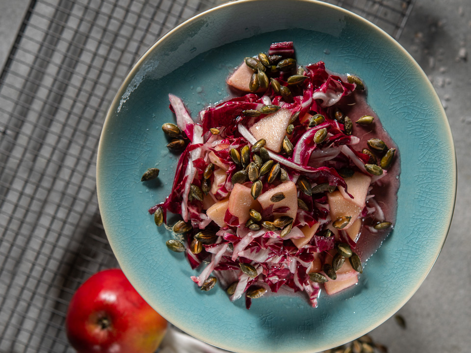 Radicchio-Apfel-Salat mit Kürbiskernen