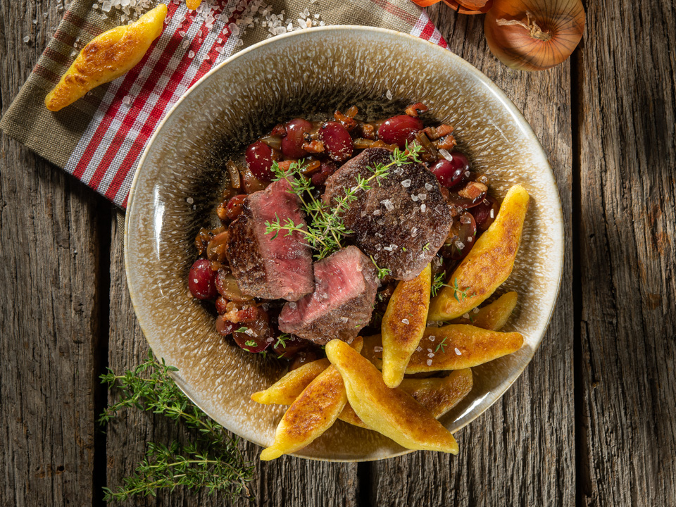 Rehmedaillons mit Traubensoße