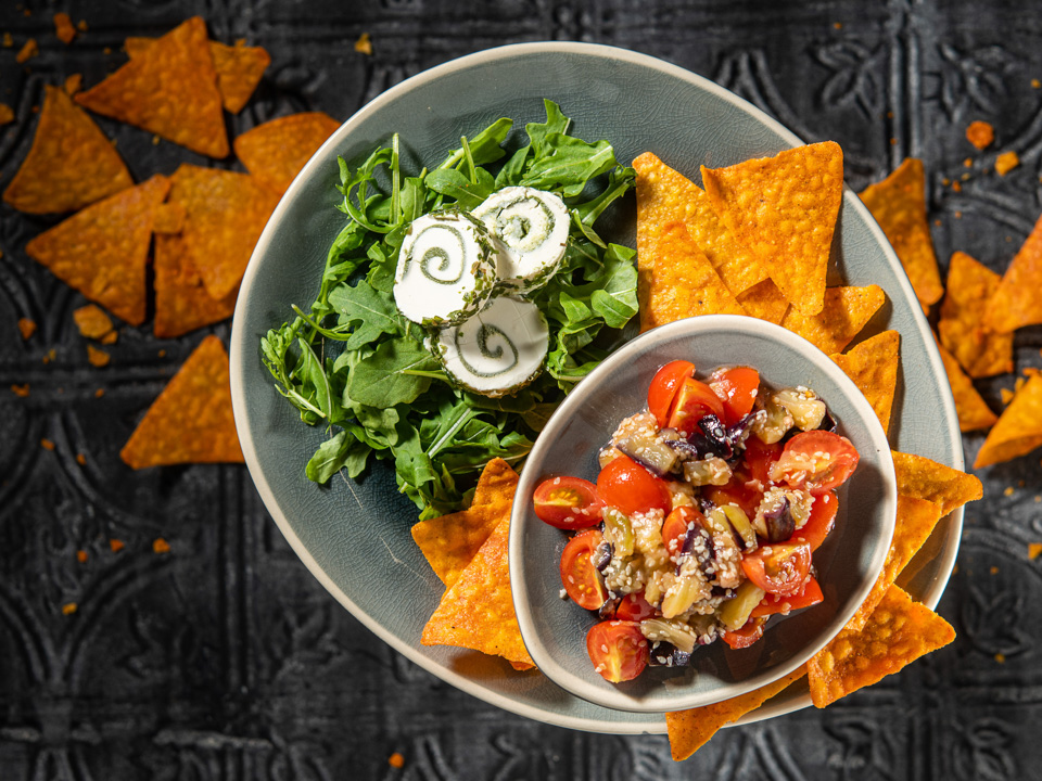 Auberginensalat mit Kräuterrolle und Tortillachips Auberginensalat mit Kräuterrolle und Tortillachips