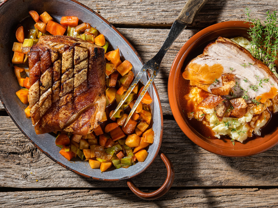Krustenbraten mit Malzbiersoße und Kartoffel-Blumenkohl-Stampf