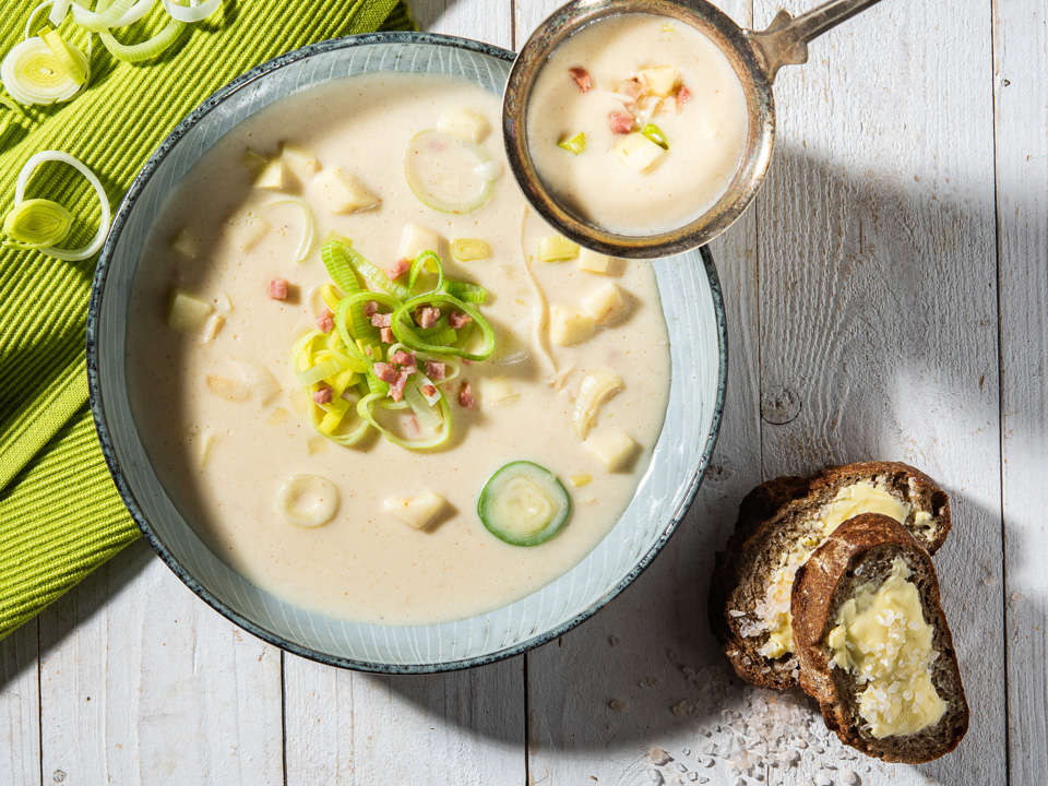 Porree-Käsesuppe mit Apfel und Schinkenspeck Porree-Käsesuppe mit Apfel und Schinkenspeck