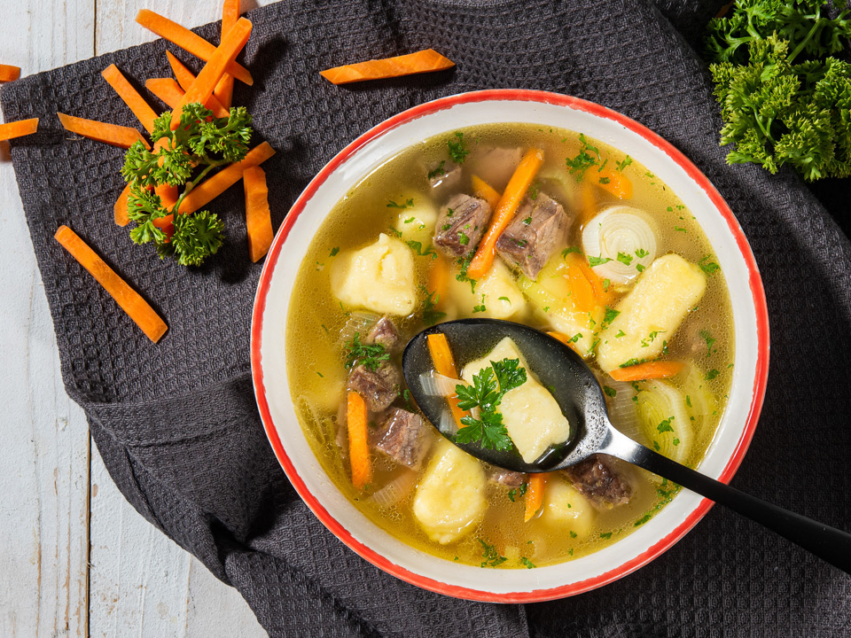 Rinderbouillon mit kleinen Gnocchi Rinderbouillon mit kleinen Gnocchi