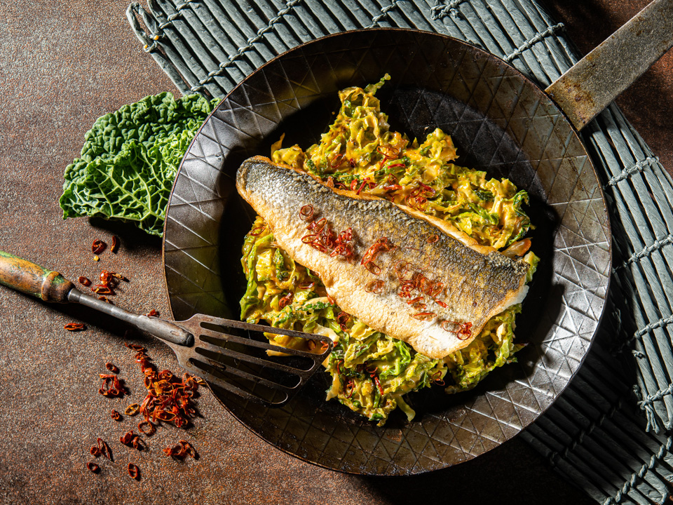 Gebratenes Wolfsbarschfilet auf Sahnewirsing