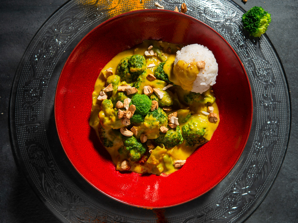 Weißkohl-Brokkoli-Curry mit Cashewkernen