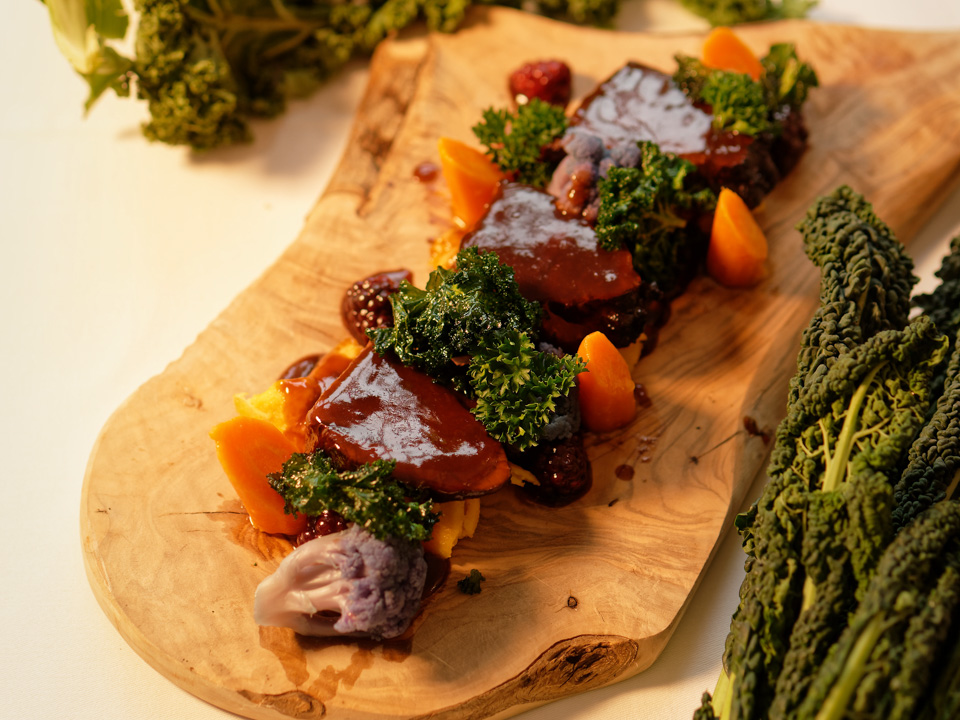 Wildschweinkeule mit bunten Beilagen