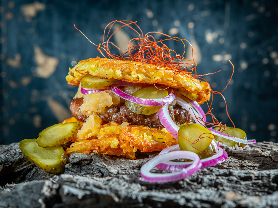 Burger mit Steckrüben-Relish und Kartoffelrösti