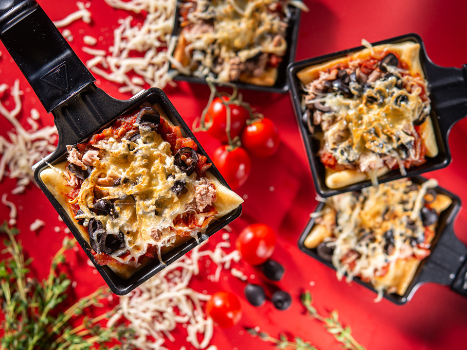 Minipizza mit Thunfisch und Oliven