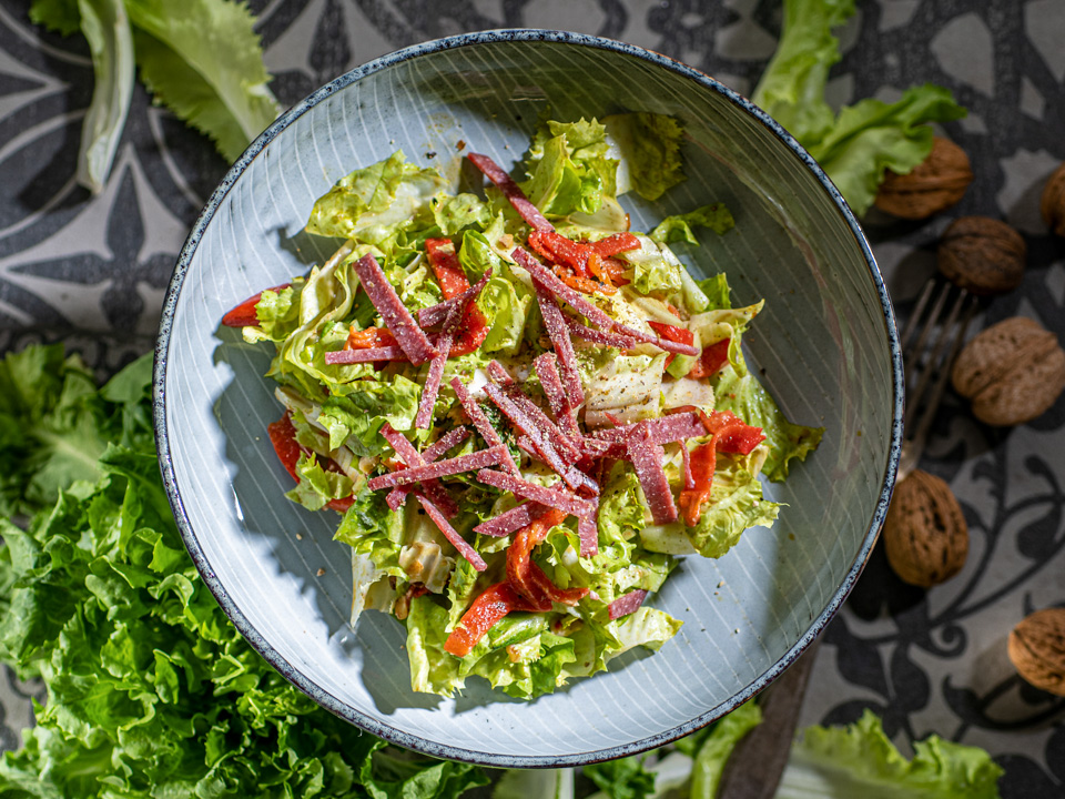 Endiviensalat mit Salamistreifen