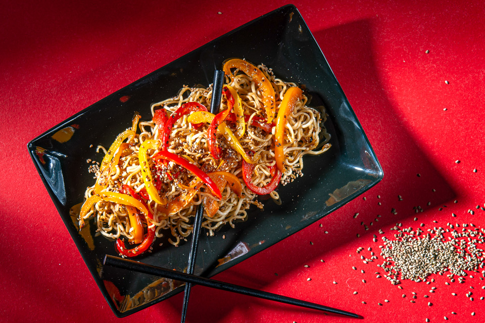 Mie-Nudelpfanne mit Paprika und Sesam
