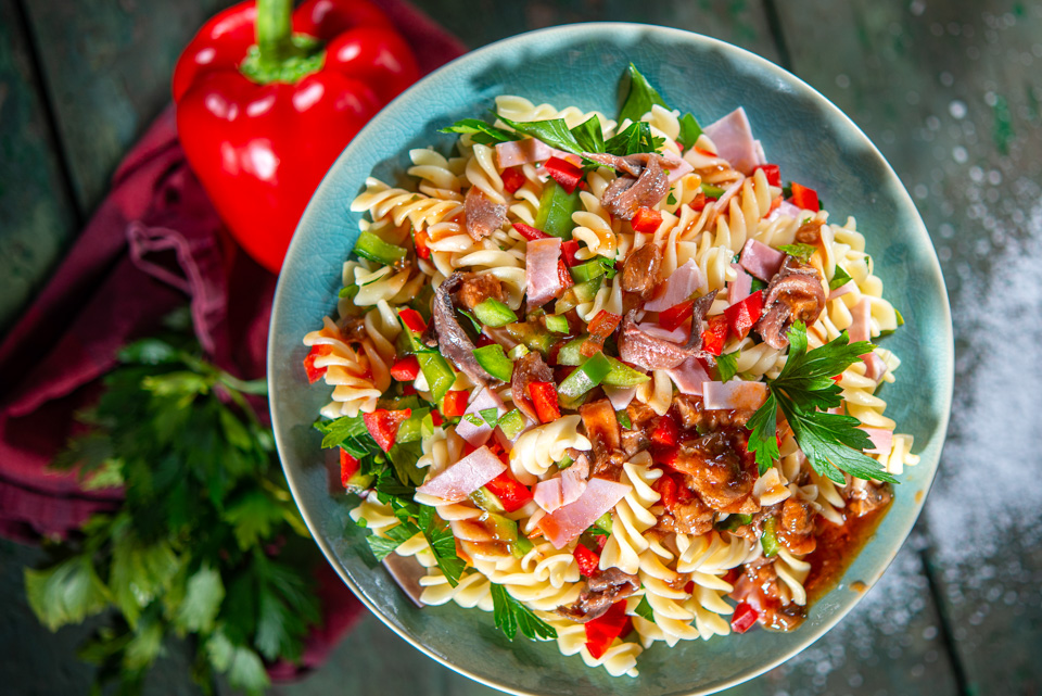 Nudelsalat mit Paprika, Schinken und Sardellen