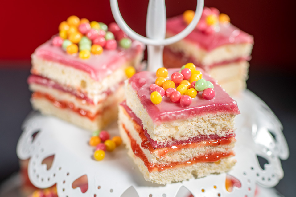 Petit fours mit rosa Marzipan Petit fours mit rosa Marzipan