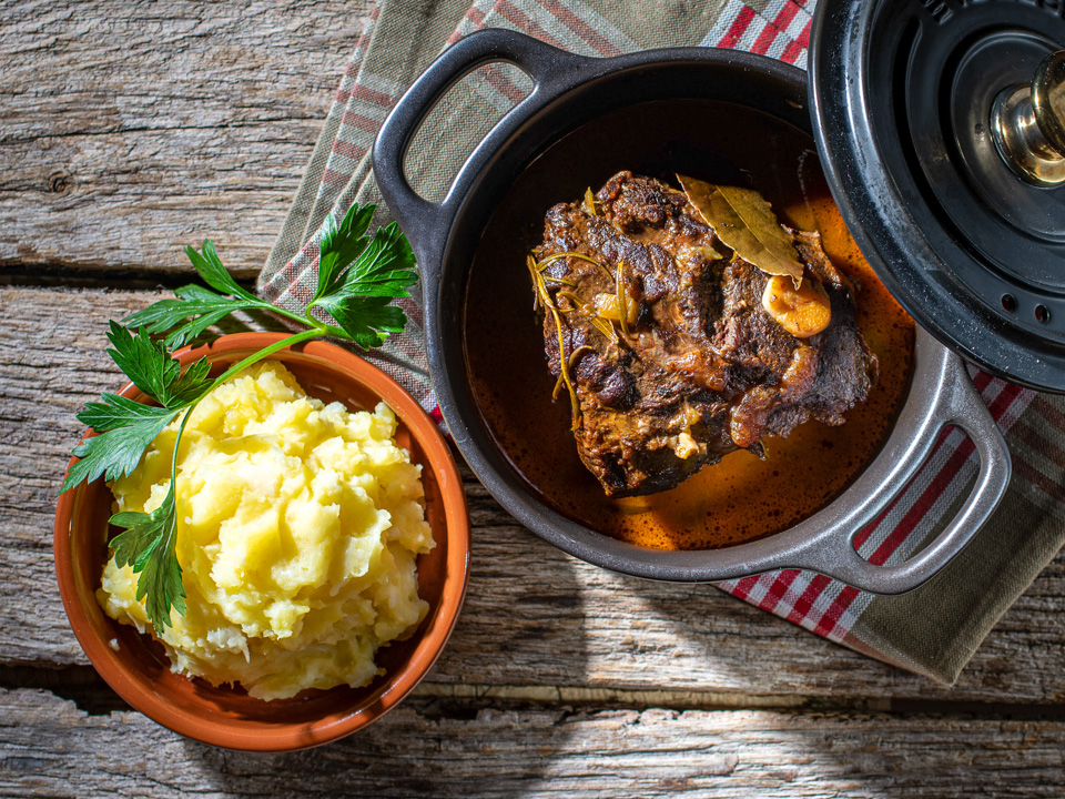 Rinderbäckchen in Knoblauch mit Selleriestampf