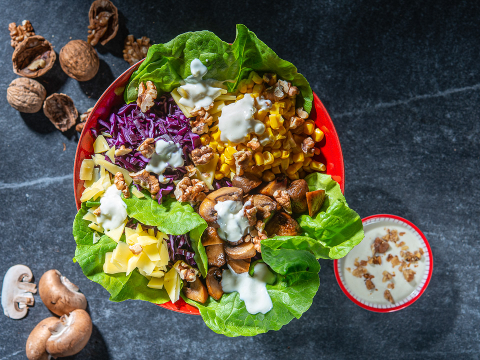 Winterbowl mit Käse, Rotkohl und Pilzen