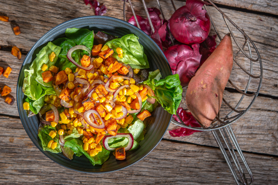 Süßkartoffelsalat mit roten Zwiebeln und Mais