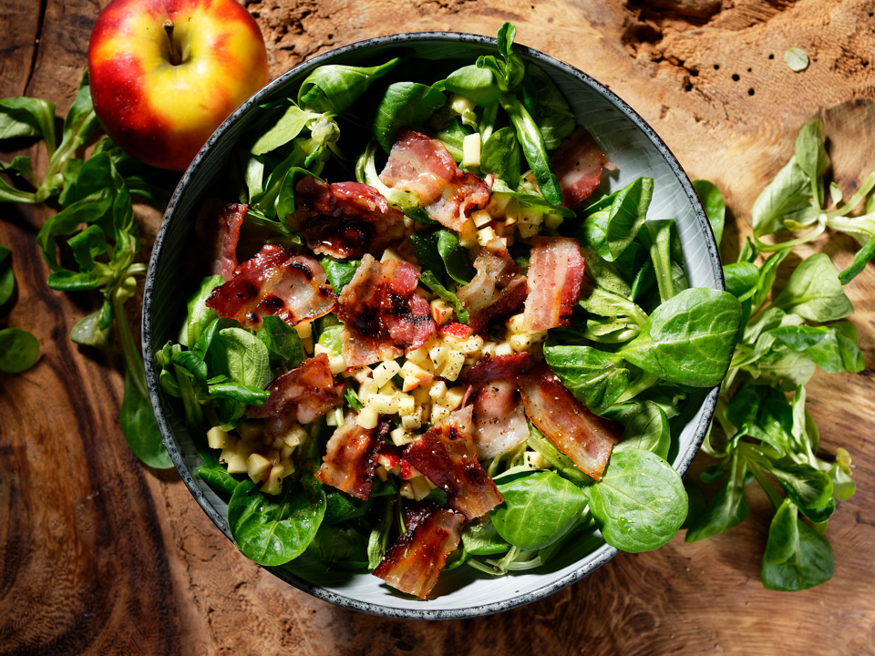 Feldsalat mit Apfel, Speck und Bärlauch
