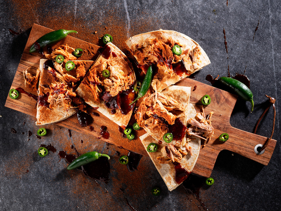 Pulled Pork auf Quesadillas mit Kansas-Style-BBQ-Sauce Pulled Pork auf Quesadillas mit Kansas-Style-BBQ-Sauce