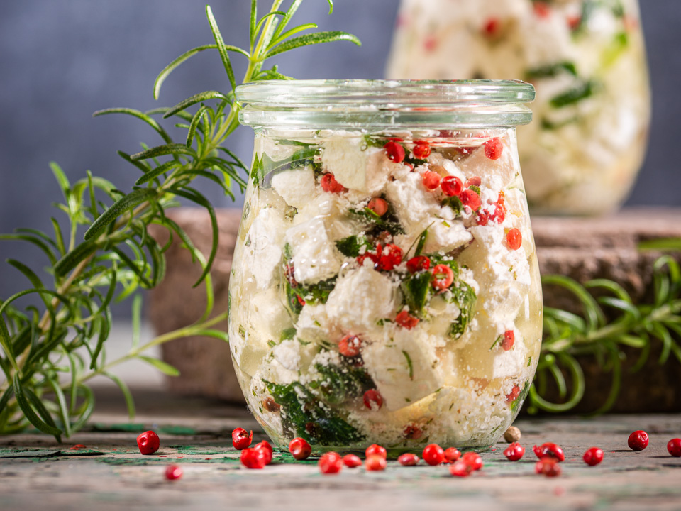Eingelegter Feta mit Bärlauch und Rapsöl